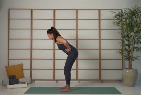 Hip hinge, demonstrated